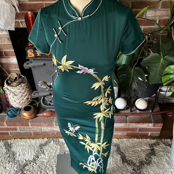 STUNNING Traditional Cheongsam Embroidered - Picture 3 of 9